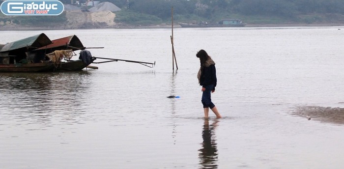 Những đứa trẻ ở bãi giữa sông Hồng vẫn "đùa giỡn" với Hà Bá và giá rét dưới 10 độ C của Hà Nội